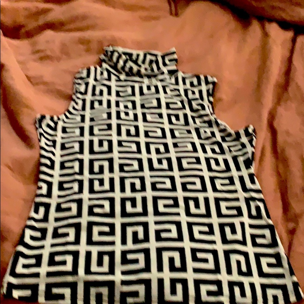 Sleevless turtleneck shirt